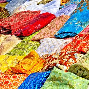 突尼斯市场的纺织品照片